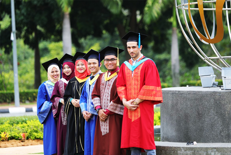 alumni-group-2